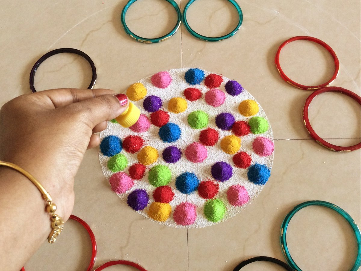 funwithrangoli's tweet photo. Chk out how this pattern turns into a colourful rangoli 😊Link 👇🏻

https://t.co/m2PLhAErBX

#rangoli #HomeDecor #homedecorideas #decor #handmade #kitchen #kolam #tuesdayvibes #Shravan2020 #shravanmaas #Shravan #varalakshmi #FriendshipDay #beautiful #rainbow #StaySafe #YouTube https://t.co/osKtBDZ3Ic