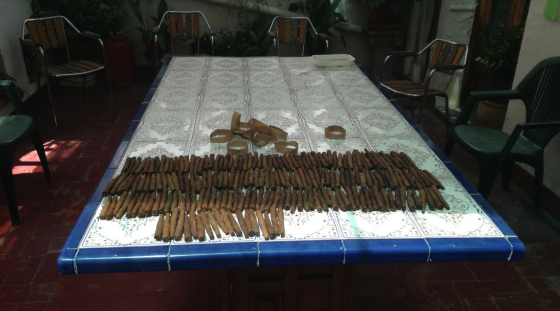 juansotoivars's tweet photo. Mi yayo (94 años) viaja cada verano a Águilas con mis padres para pasar allí agosto, cerca del mar.
Aquí la provisión de tabaco que se lleva para un mes, secándose. https://t.co/EKDgiyaRlV