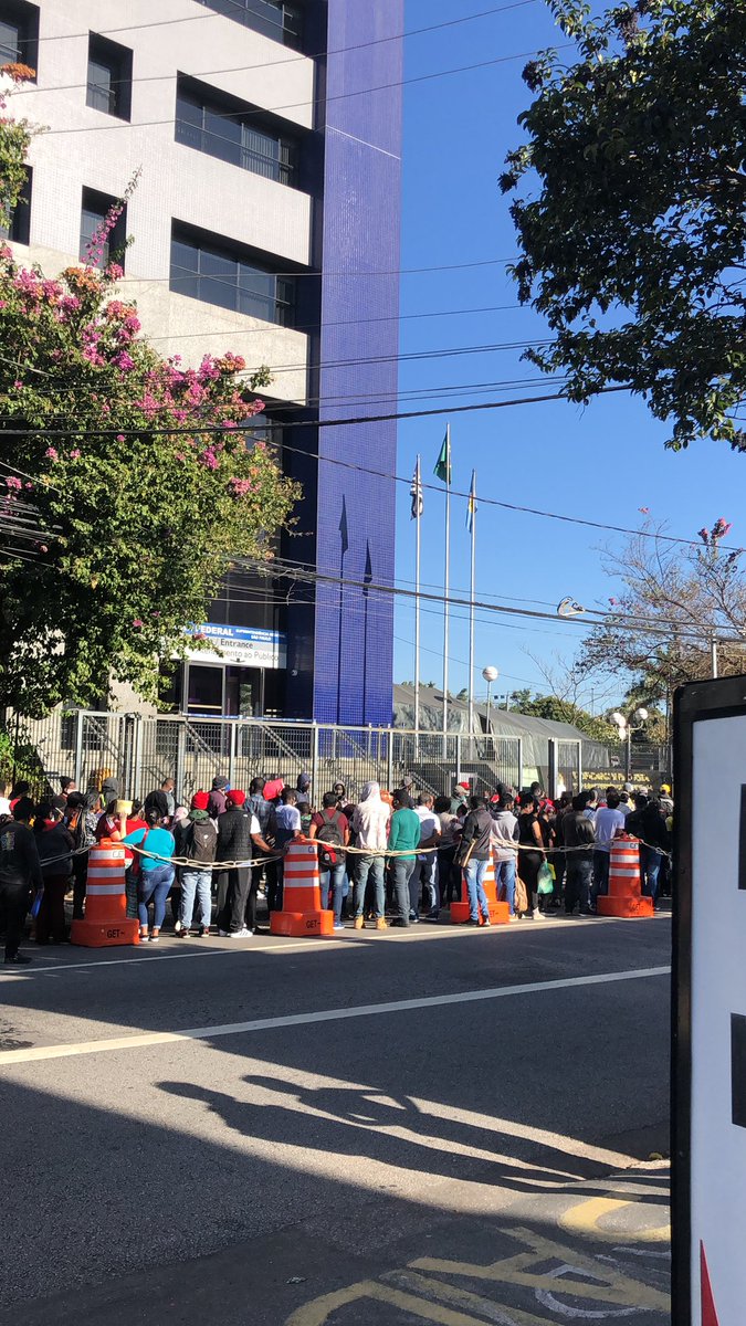 Felipebottini's tweet photo. Aglomeração federal na porta da PF na Lapa, em SP. Fila até a esquina sem distanciamento. @g1sptv https://t.co/mwVUKGBbEh