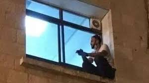 No me resisto a compartir esta imagen que desde hace unos días circula en redes y que me emocionó mucho cuando la vi. Es Jihad Al-Suwaiti, un joven palestino. Su madre falleció por #COVID19 el pasado 16 de julio. Para poder despedirse, trepó hasta la ventana donde se le moría.