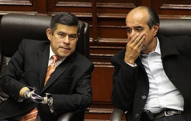 lor_Trebor's tweet photo. Perú tierra de emprendedores, acá unos nombres para los negocios.
_Lavandería "Fuerza Popular"
_Veterinaria "Mulder"
_Tamales "Luciana"
_Jugueria "Luz Salgado"
_Licorería "El Cholo Sagrado"
_Cerámicos "Becerril" 
_Agencia de Empleos "Keiko".
Fujiapristas vengan de a uno. 👊 https://t.co/xdBef335ky