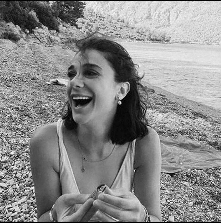 sevgi öldürmez,sevgi yaşatır seven ağlatmaz seven güldürür-dü..
Mekanın cennet olsun #pinargultekin