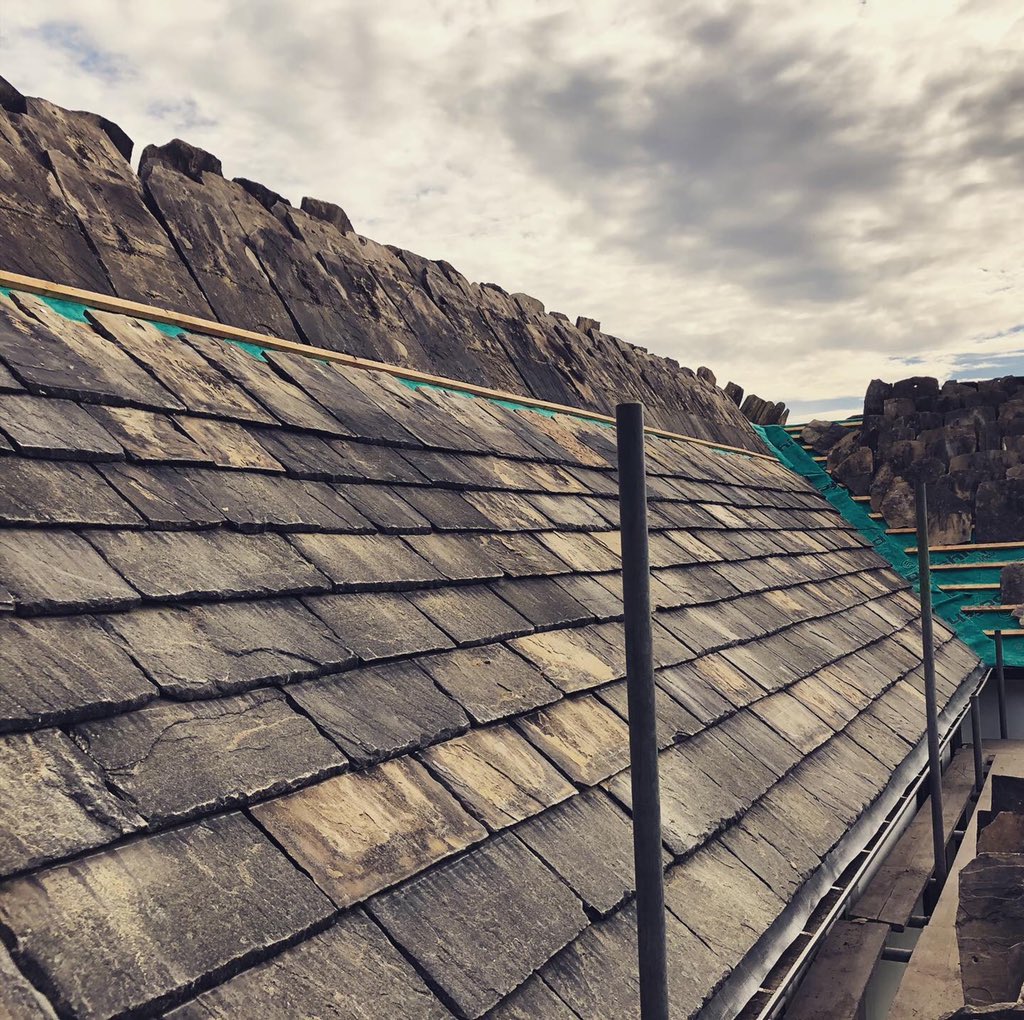 Picklesroofing's tweet photo. Strip and recover in progress, stone slates, upgrading the insulation, new lead work, new premium felt and battens. Rear roof all set up and ready to slate. #roofing #leeds #slating #leadwork #insulation #proctorroofshield #scaffolding #yorkshirestone #workinghard #pickles https://t.co/mqaIE6xlz9