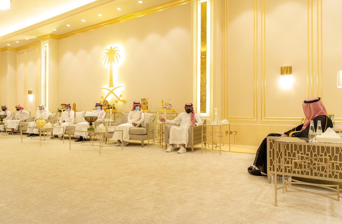 shababalbaha's tweet photo. سمو #أمير_منطقة_الباحة الأمير الدكتور #حسام_بن_سعود يستقبل رئيس مجلس شباب المنطقة حازم ظهران ورؤساء اللجان التنسيقية لمجلس الشباب بالمحافظات ، وذلك بمناسبة صدور قرار سموه مؤخراً بتكليفهم رؤساء للجان الشباب بمحافظات المنطقة 
مقدماً سموه كل الدعم لهم لخدمة شباب المنطقة ومحافظاتها https://t.co/EnAuT3aUfN