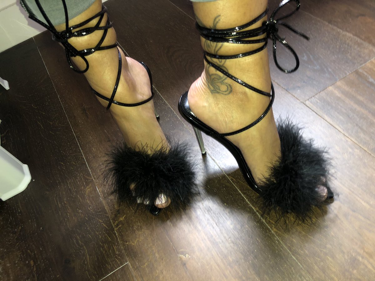 PrettyToesCute1's tweet photo. #newshoes 🌷 #sexyshoes 🔥#wantmetostandonyou🦶🏼 #fluffyheels 🔥#stiletto #black #patent #cutetoes 🦶🏼 #prettyfeet 🌹@FeetShoesBoot @ElitePromoFeet @FootParadiseRT @feetlover2320 @RTLoveFeet @RTfeetdom @sanco4033 @rt_feet https://t.co/hkLTQNGann