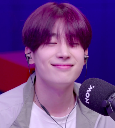 seungsik promoting seungwoo's solo debut!!! sik: can you express your feelings through your gaze??woo: these 2 expressions~