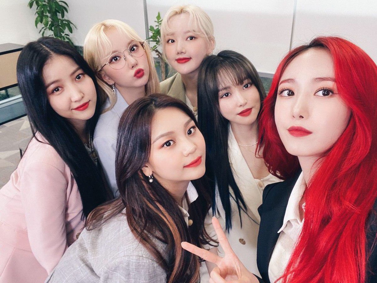 GFRDofficial's tweet photo. [📺 #여친Now]
내 옆자리 상사가
#여자친구 #GFRIEND 라면?

달콤🍬한 상상😍을 
현실로 만들어주는
#인생주식회사 속 
오피스🏢 여친이들🌟

수트친구가 보고 싶다면,
지금 바로 함께해볼까요~?

▶️ https://t.co/pbIXxdi99e https://t.co/ygyz2QWuQb