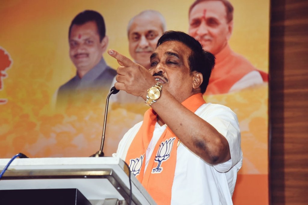 JiigneshPaatil's tweet photo. હું છેલ્લા ખુરશી પર બેસનાર કાર્યકર્તા હતો અને એકદમ મને ડાયસ પર બેસાડી મોટી જવાબદારી આપી , આ ફક્ત ને ફક્ત ભારતીય જનતા પાર્ટીમાં જ શક્ય છે : @CRPaatil સાહેબ

#સવાયા_ગુજરાતી_સીઆરપાટીલ https://t.co/L6ZcwX6Xsv