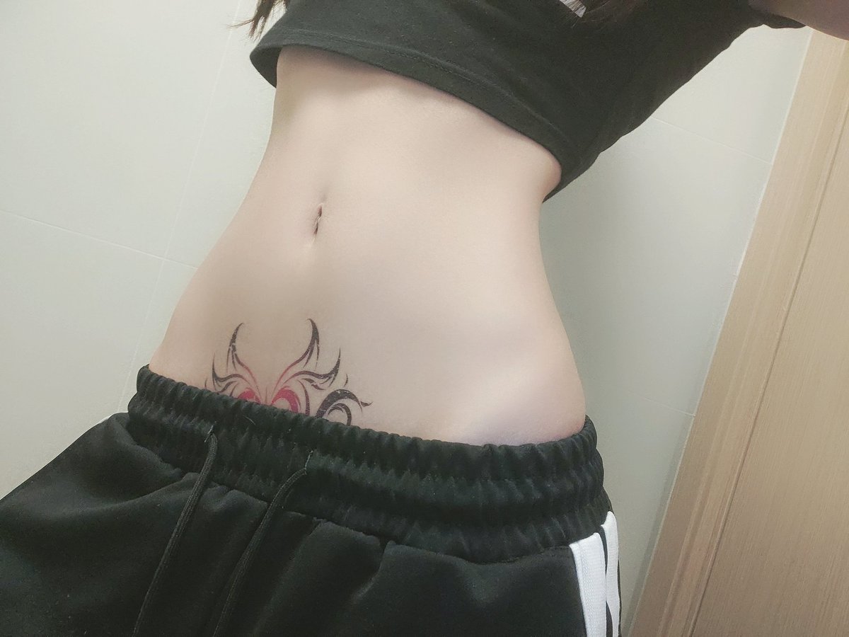 Sticking to @yanyanziowo tattoo sticker, I was beaten by my mother https://t.co/BhZuFl5DJf