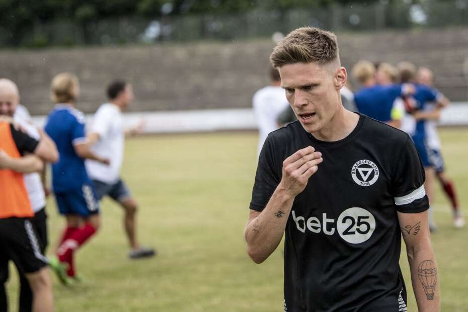 91_Johansen's tweet photo. Jeg ville ønske, at jeg kunne have fuldført missionen og stoppet med en oprykning til 2. division, men sådan skulle det desværre ikke være. I stedet vender jeg “hjem” til Odder efter 6 års fravær. Tak for alle minderne til Silkeborg KFUM. Det har været en fantastisk rejse 💙🤍 https://t.co/6dgosJ3CVh
