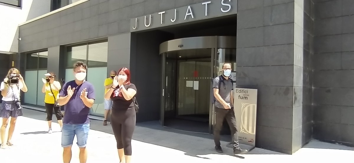 🔴 Ja surten! Després de quasi dues hores d'espera . 

De nou no s'ha fet la declaració perquè la connexió ha tornat a fallar. L'únic que han fet ha estat signar un paper agafant-se al seu dret de no declarar. Vergonya i lamentable!

Gràcies a totes pel suport!

#Absolució