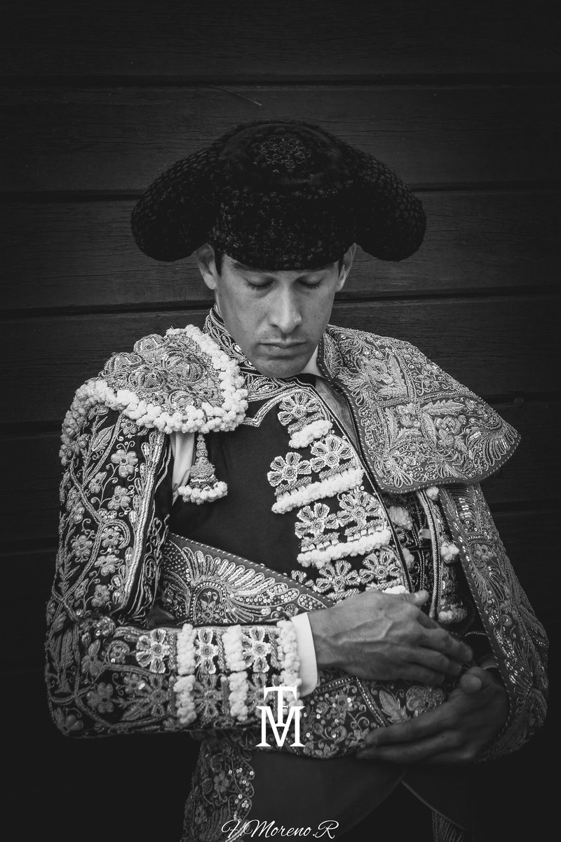 81Paquillo's tweet photo. Érase una vez... una primavera que llegaba siempre a desbaratar el eterno duermevela en que nos dejaba sumidos el triste Otoño..
FIN.
#LopezSimon #Patiodecuadrillas #Tardedetoros #Paseillo #Tauromaquia #Detalles #Torería #FotografíaTaurina #FMorenoR #ByN https://t.co/DQQuou7LL1