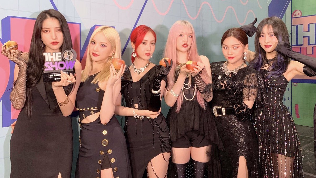 yeojaevnha's tweet photo. „2107—
oggi abbiamo ricevuto la nostra first win per apple 🍎 e la nostra sessantasettesima vittoria in totale! 🏆 saranno stati i capelli rosa di yerinie ad averci fatto da portafortuna? ☁️ https://t.co/80771qUgjC