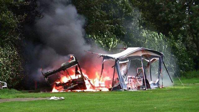 WBW_Nederhorst's tweet photo. ⛺️ Brandveilig kamperen. Thuis heb je misschien al werkende rookmelders hangen en een goed vluchtplan, maar ook tijdens het kamperen is het belangrijk om alert te zijn op de brandveiligheid! 

⚠️ Meer informatie lees je hier: https://t.co/mM20EgmYDj https://t.co/qhQBiR47Pi