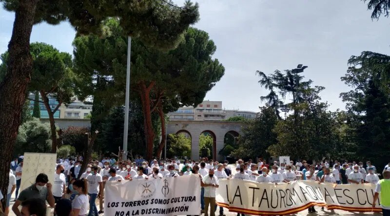ACTUALIDAD.- El mundo del toro se concentra frente al Ministerio de Trabajo <a href="/UNPBE/">U.N.P.B.E.</a> <a href="/empleogob/">Ministerio Trabajo y Economía Social</a> #SomosCultura #SomosEmpleo #tauromaquia <a href="/ftorodelidia/">Fundación Toro Lidia</a> <a href="/uniondetoreros/">Unión de Toreros</a> <a href="/Toroslidia/">Real Unión de Criadores de Toros de Lidia</a> burladero.tv/actualidad/202…