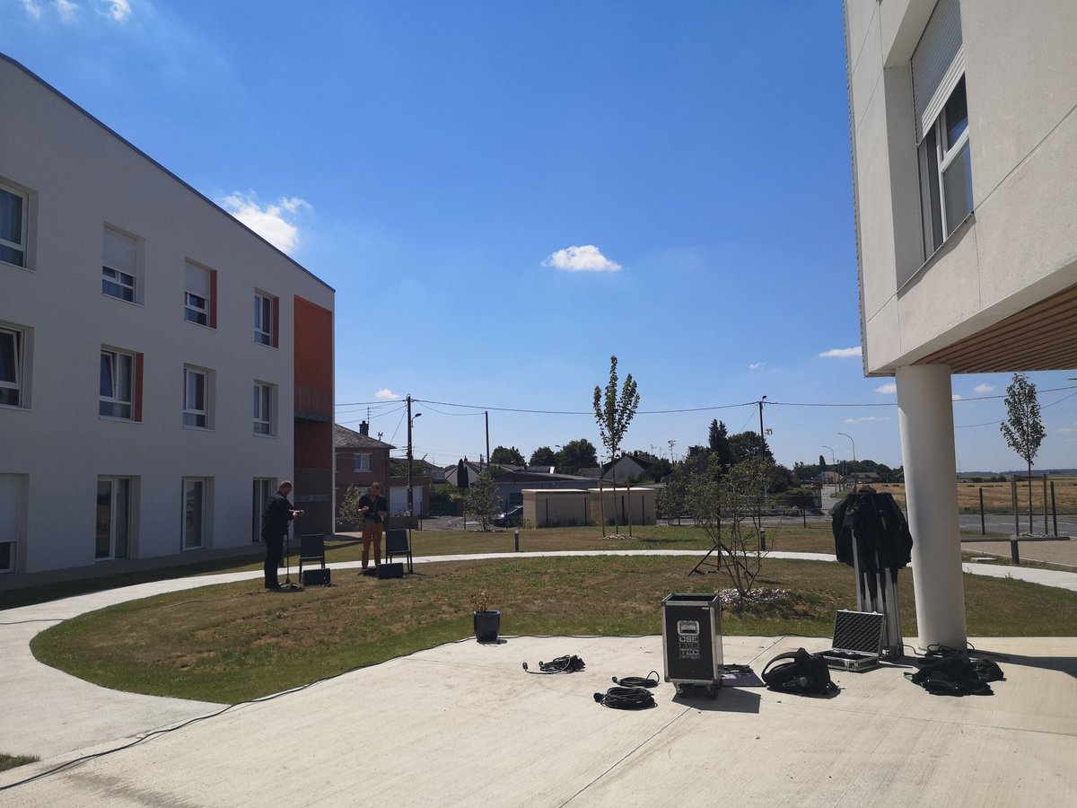 FIDAL_HDF's tweet photo. En direct de #Drocourt pour un 2ème concert violon/accordéon à l'EHPAD André Pouly. Nos équipes s'installent, sous l'œil des résidents et du personnel soignant, impatients d'entendre les musiciens jouer ! Le soleil est au rendez-vous pour cette belle journée ! https://t.co/acZuV6DQ4q