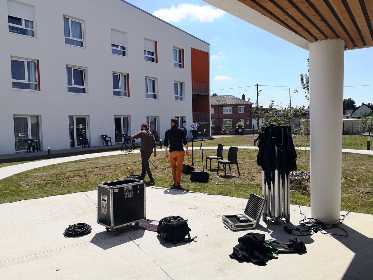 FIDAL_HDF's tweet photo. En direct de #Drocourt pour un 2ème concert violon/accordéon à l'EHPAD André Pouly. Nos équipes s'installent, sous l'œil des résidents et du personnel soignant, impatients d'entendre les musiciens jouer ! Le soleil est au rendez-vous pour cette belle journée ! https://t.co/acZuV6DQ4q
