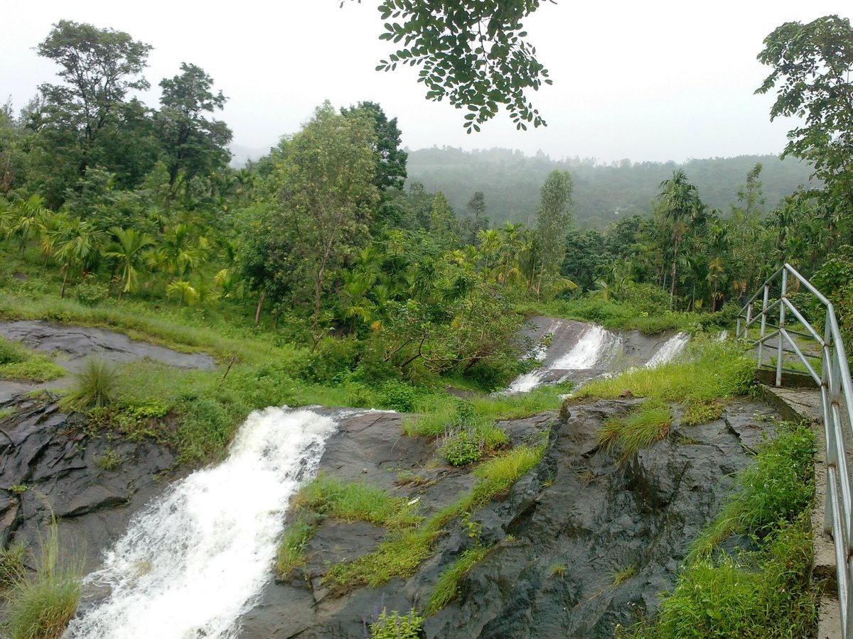 வழியில் மற்ற உணவகங்கள் மிக மோசமாக இருக்கிறது. பிரட் ஆம்லெட் நம்பி உண்ணலாம் நாங்கள் கொண்டு சென்ற உணவை இந்த அருவியின் கால் நனைத்துக்கொண்டே சாப்பிட்டது அழகான அனுபவம்