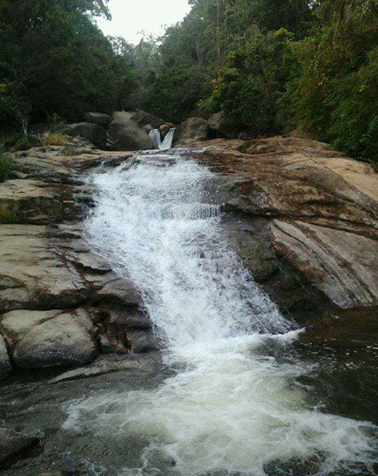 வழியில் மற்ற உணவகங்கள் மிக மோசமாக இருக்கிறது. பிரட் ஆம்லெட் நம்பி உண்ணலாம் நாங்கள் கொண்டு சென்ற உணவை இந்த அருவியின் கால் நனைத்துக்கொண்டே சாப்பிட்டது அழகான அனுபவம்