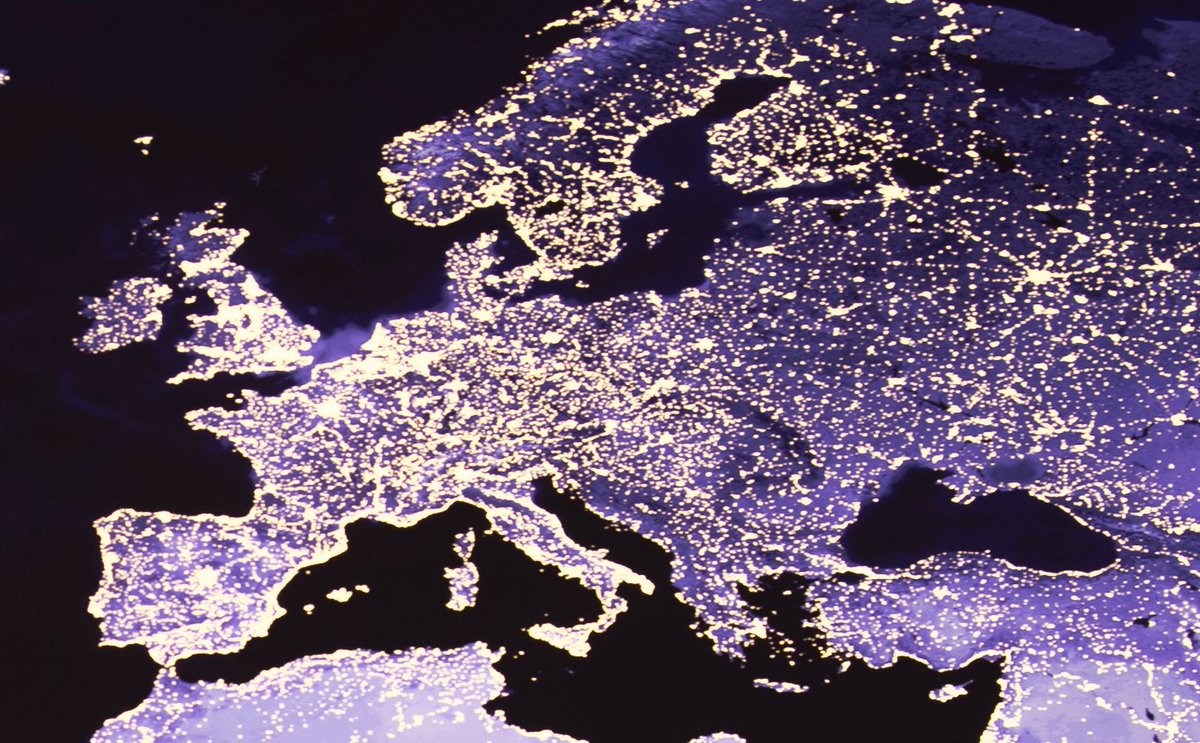 UoSMedia's tweet photo. 📈 Researchers @WorldPopProject @AndyTatem @nruktanonchai show coordinated exit strategies will be crucial to help avoid a second-wave of COVID-19 in Europe. 📉 📖 more: https://t.co/kPiQ9aywWZ https://t.co/7uDVL6P9QA