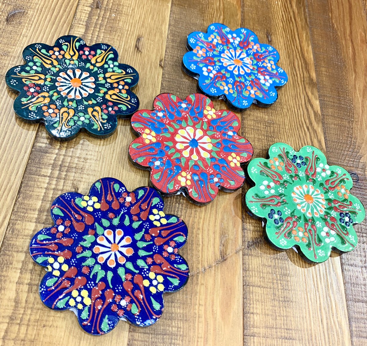 Sevinc8 セヴィンチエイト トルコの国花チューリップ などが描かれたコースターがweb Shopに登場 職人さんが一つ一つ絵付けしている一点もので テーブルを華やかに彩ってくれます 世界に一つのデザインをお楽しみください T Co