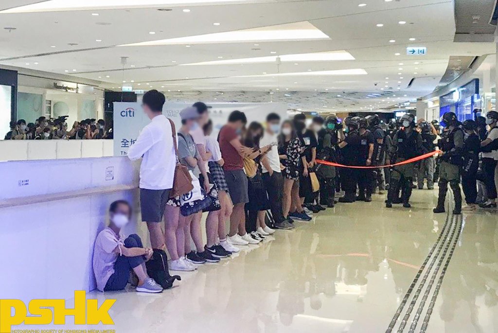 OfficialPshk's tweet image. Citizens were seen holding blank placards, showing the #FiveDemandsNotOneLess hand gestures in a shopping centre in #YuenLong. Police soon intervened and some 20ppl were fined for allegedly violating the anti-pandemic rules.