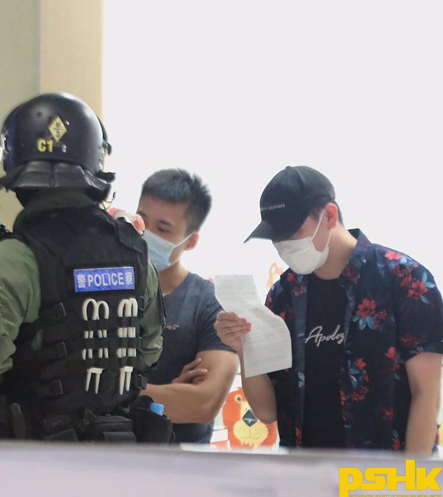OfficialPshk's tweet image. Citizens were seen holding blank placards, showing the #FiveDemandsNotOneLess hand gestures in a shopping centre in #YuenLong. Police soon intervened and some 20ppl were fined for allegedly violating the anti-pandemic rules.