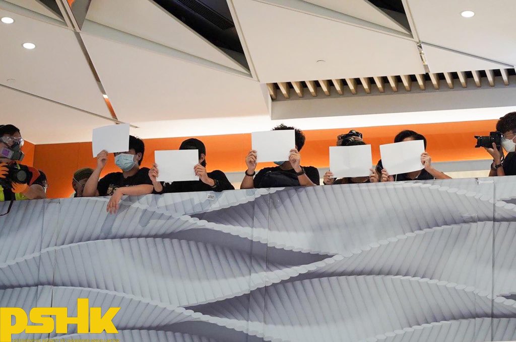 OfficialPshk's tweet image. Citizens were seen holding blank placards, showing the #FiveDemandsNotOneLess hand gestures in a shopping centre in #YuenLong. Police soon intervened and some 20ppl were fined for allegedly violating the anti-pandemic rules.