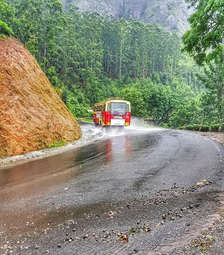உள்ளே நுழைய ஆரம்பிக்க வேண்டியதுதான். அதன்பின் சாலை ஒற்றை ரோடும் மழையும் இருப்பதால் மிக பாதுகாப்பாக ஓட்ட வேண்டியது அவசியம்.