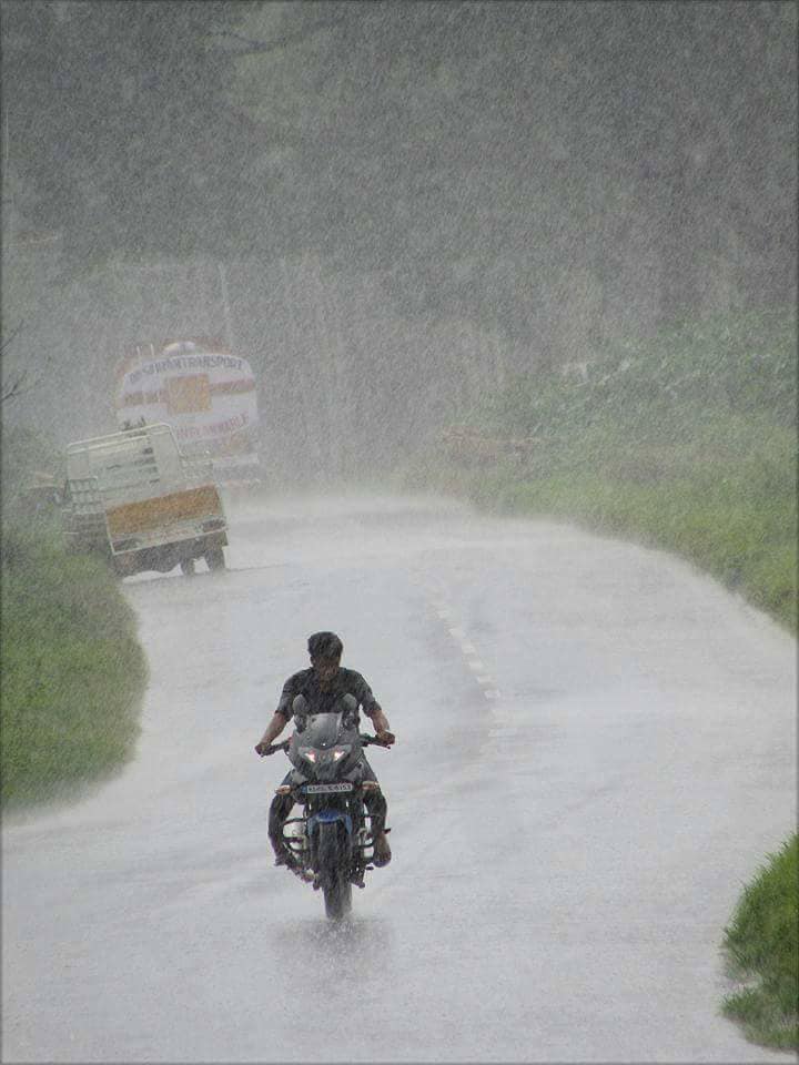 உள்ளே நுழைய ஆரம்பிக்க வேண்டியதுதான். அதன்பின் சாலை ஒற்றை ரோடும் மழையும் இருப்பதால் மிக பாதுகாப்பாக ஓட்ட வேண்டியது அவசியம்.