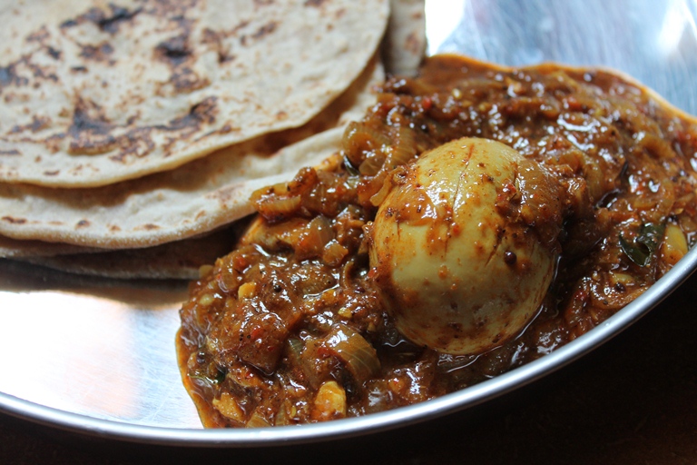 முதல்நாளுக்கு தேவையான உணவை வீட்டிலிருந்தே எடுத்து செல்வது பழக்கம். நல்ல உணவென்பது மூணாரில் கிடைக்கும்,