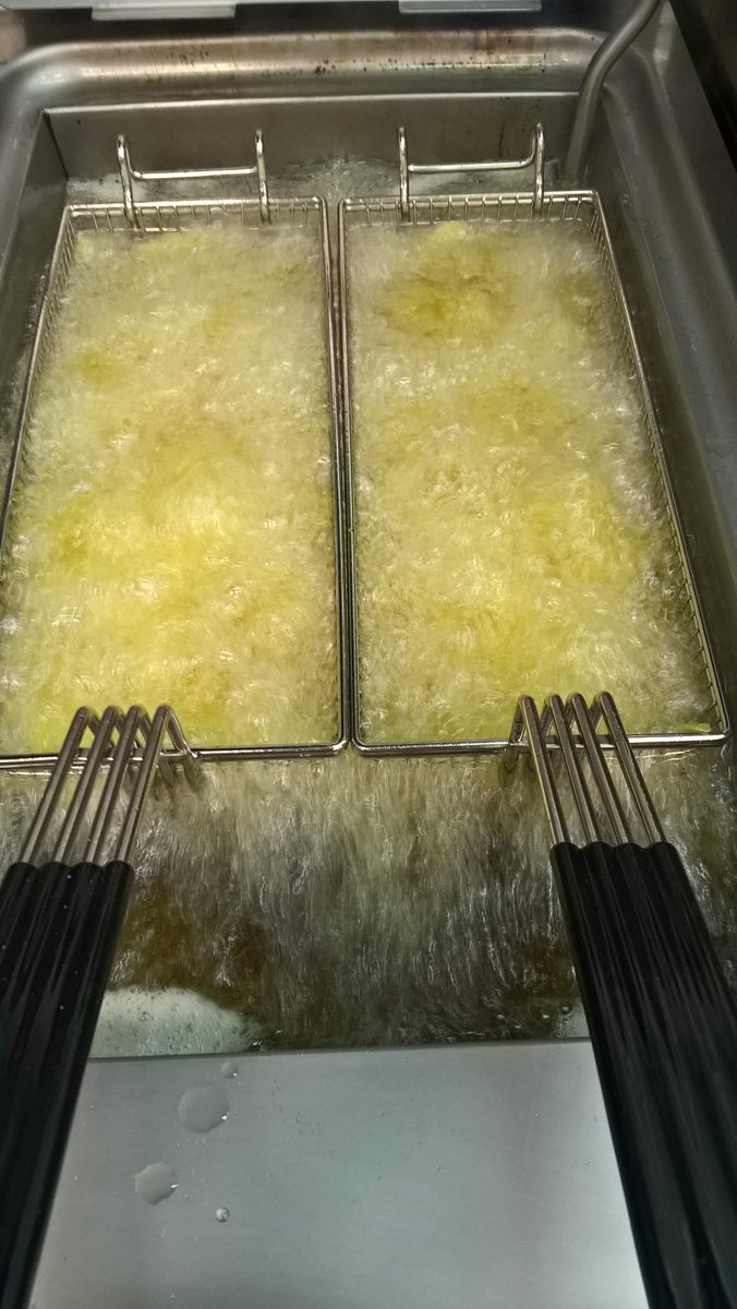 FalconDevChef's tweet photo. Our efficient @FalconFoodserv Equipment fryers are robust with excellent heating up, recovery times, contributing to devices with a great output, saving valuable time. #heretohelp #fryerfocus #F900 #DominatorPlus #Chieftain #ProLite #fryingfood #catering #equipment #hospitality https://t.co/LDiPMpQbQH