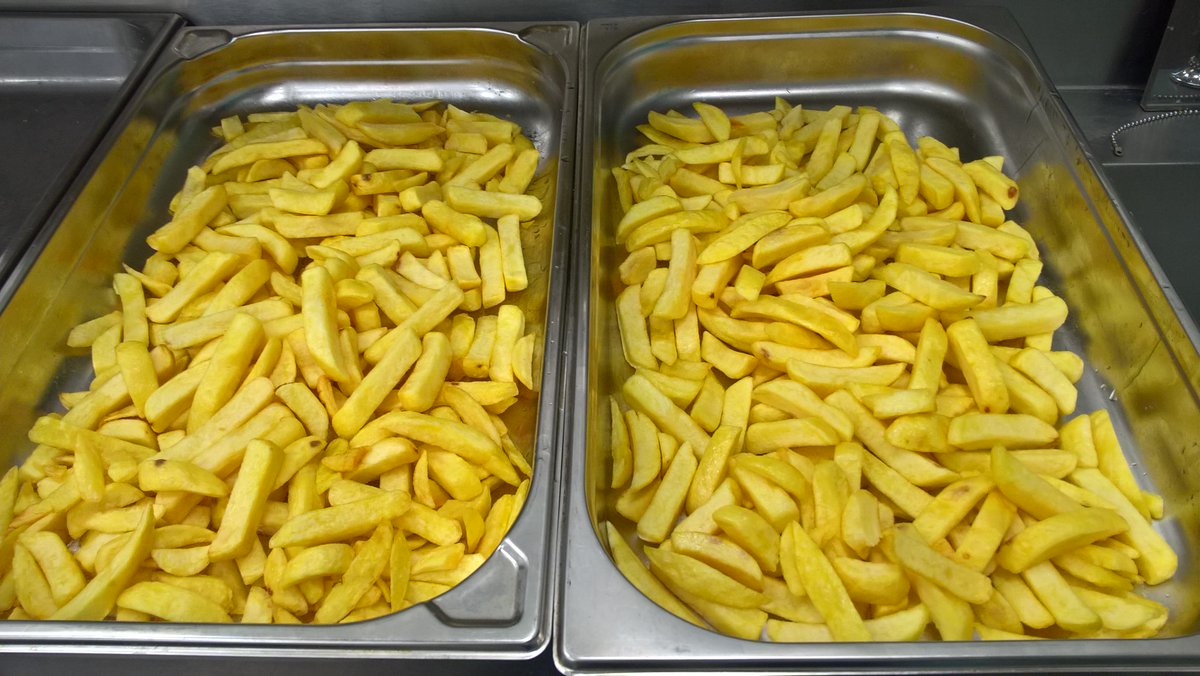 FalconDevChef's tweet photo. Our efficient @FalconFoodserv Equipment fryers are robust with excellent heating up, recovery times, contributing to devices with a great output, saving valuable time. #heretohelp #fryerfocus #F900 #DominatorPlus #Chieftain #ProLite #fryingfood #catering #equipment #hospitality https://t.co/LDiPMpQbQH