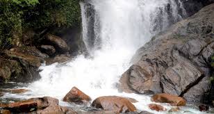 அடுத்தது லேக்கம் என்ற சிறிய அருவி வருகிறது. ஒரு மணி நேரம் சிறுவர்கள் மற்றும் நாம் நீரில் விளையாடலாம். பக்கத்தில் சிறிய கடைகள் இருக்கும், டீ காப்பி கூட சாப்பிட தகுதியில்லாதவை. ரிஸ்க் வேண்டாம்.