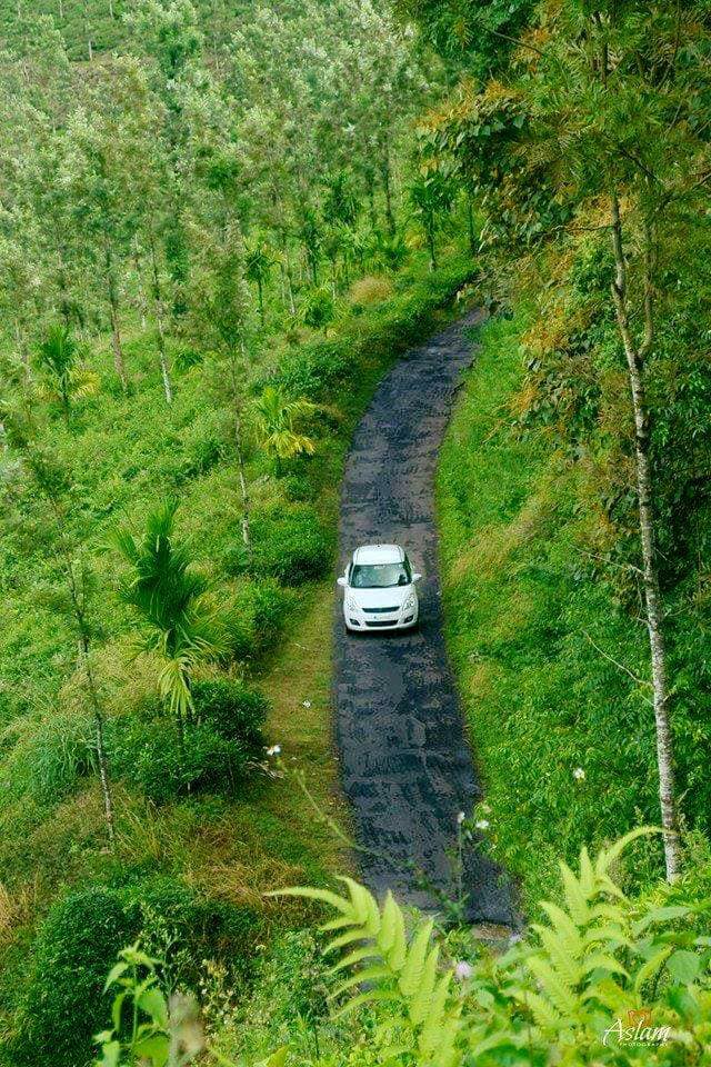 அடுத்தது லேக்கம் என்ற சிறிய அருவி வருகிறது. ஒரு மணி நேரம் சிறுவர்கள் மற்றும் நாம் நீரில் விளையாடலாம். பக்கத்தில் சிறிய கடைகள் இருக்கும், டீ காப்பி கூட சாப்பிட தகுதியில்லாதவை. ரிஸ்க் வேண்டாம்.