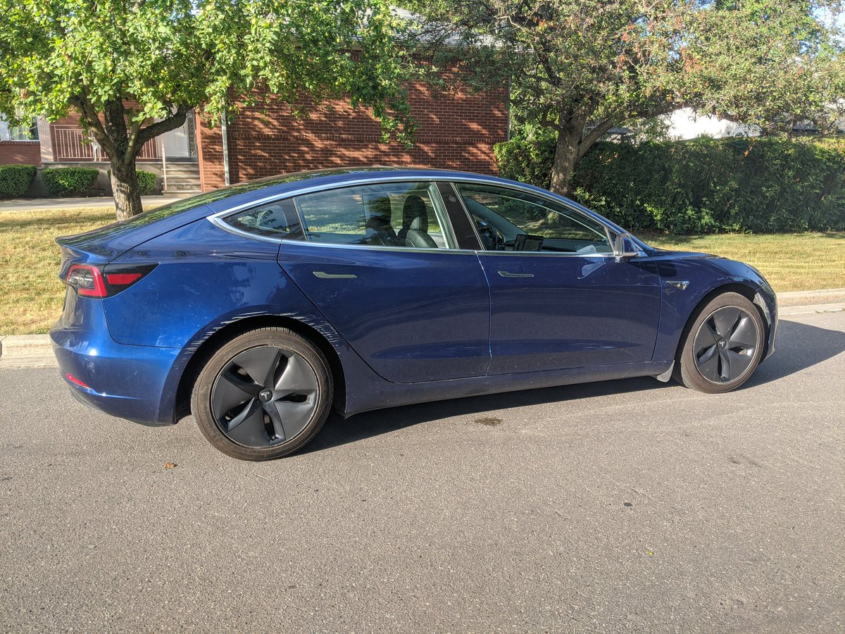 DerekBildfell's tweet photo. Are you aware that your rear quarter panel sensors do not pick up garage posts.  I'd like to discuss. @tesla #ElonMusk https://t.co/lMOspGLSpU