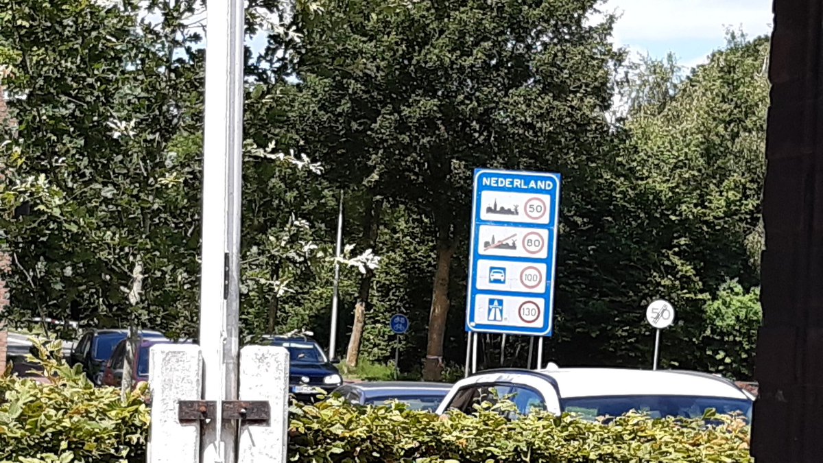 DirkjanDouma's tweet photo. Is dit het #nieuwewerken na #COVID19. Vandaag laptop opengeslagen letterlijk op de nl-de grens. Werken vanuit het voormalige douane kantoor aan het loket, toevallig de woning van mijn oma. Nog geen paspoort gestempeld overigens. https://t.co/J4ywxZ9QDQ