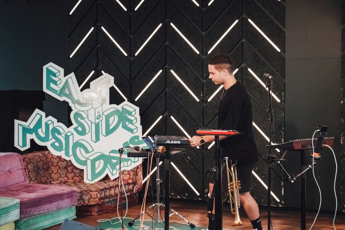 ESMD_Berlin's tweet photo. Heute wird es laut bei den East Side Music Sessions. 😝 Lahos bringt ab 19:15 Uhr nicht nur coole Partysongs mit, sondern auch seine Trompete. 🎺🎤 Wie findet ihr seinen Song „All By Myself“? 🙃

👉 Link zur Premiere: https://t.co/I1jn5cxLu4 https://t.co/p1lb5PqKyv