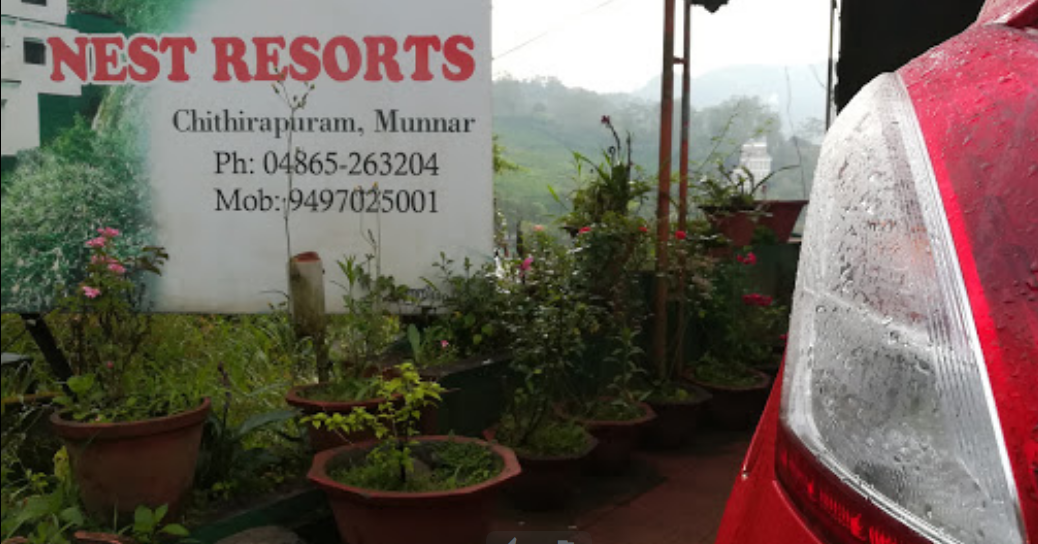 மூணாறுல நாங்க ஒரு நெஸ்ட்ன்னு ஒரு பட்ஜெட் ரிசார்ட்ல தங்கிருந்தோம், இது மூணார் சிட்டில இல்ல, ஏழு எட்டு கிலோ மீட்டர் தள்ளி இருந்தது அப்போ எனக்கு அங்கே தங்க Gift Card, make my tripல 30% offer + break fast complimentary. Room and food is OK. ஆனா அதோட பால்கனி வியூ செம்ம சூப்பர்