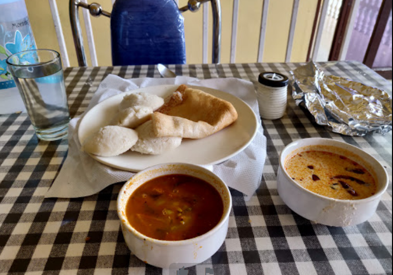 மூணாறுல நாங்க ஒரு நெஸ்ட்ன்னு ஒரு பட்ஜெட் ரிசார்ட்ல தங்கிருந்தோம், இது மூணார் சிட்டில இல்ல, ஏழு எட்டு கிலோ மீட்டர் தள்ளி இருந்தது அப்போ எனக்கு அங்கே தங்க Gift Card, make my tripல 30% offer + break fast complimentary. Room and food is OK. ஆனா அதோட பால்கனி வியூ செம்ம சூப்பர்