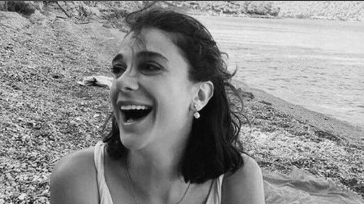 'Bu saate burda ne işin var, o eteği niye giydin, oraya niye gittin, niye böyle yaptın niye şöyle yaptın... Hep bu niyelerle kadınların ölümü çoğalıyor. Güvenimiz kalmıyor sevgimiz soğuyor böyle şerefsizler yüzünden. Bir gülüşün daha ömrü bitti'
#YeterArtık 
#pinargultekin