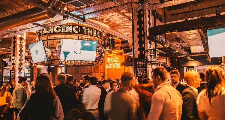 DMNManchester's tweet image. Matchday in Manchester is getting a serious upgrade 👀 Read all about the city's newest sports bar here ⬇️  @Boxlds

designmynight.com/manchester/bar…