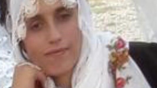 OzgurrGundem's tweet photo. Muş/ Malazgirt’e yaşayan Fatma Altınmakas,önce aile içerisinde tecavüze uğradı, ardından evli olduğu erkek tarafından katledildi. Altınmakas’a tecavüz eden Sinan Altınmakas’ın “yeterli delil olmaması ve delilleri karartma imkanı olmaması” gerekçesiyle serbst bırakıldığı öğrenildi https://t.co/yC6BaqueF8