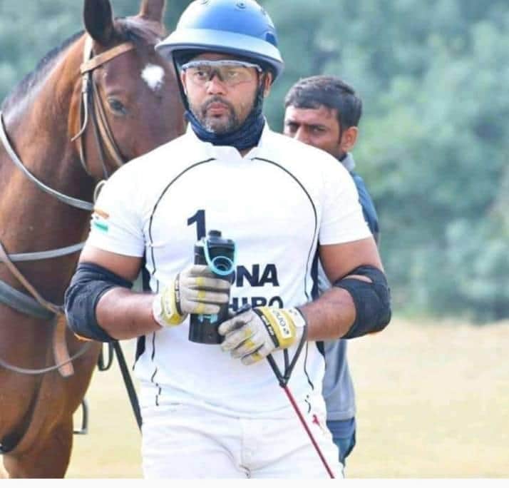 NagarGurup's tweet photo. सिकंदर हालत के आगे नहीं झुकता 
तारा टूट भी जाए जमीन पर नहीं गिरता 
अरे गिरते हैं हजारों दरिया समुंदर में
 पर कभी समंदर किसी 
दरिया में नहीं गिरता  
आपणों अशोक https://t.co/uudZTc3ry8