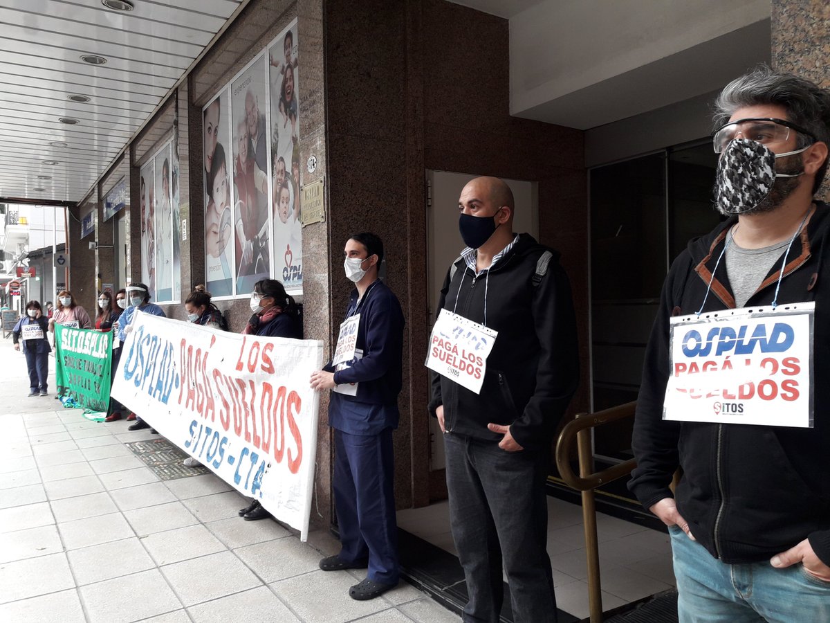 ABRAZO AL POLICLÍNICO DEL DOCENTE por el pago del 100% de los salarios, la suma fija de $3700 del mes junio y de los aumentos salariales adeudados, por la cobertura de las dotaciones necesarias y por la protección de los y las trabajadores.
<a href="/HugoYasky/">Hugo Yasky</a> <a href="/soniaalesso1/">Sonia Alesso</a> <a href="/RobiBaradel/">Roberto Baradel</a>