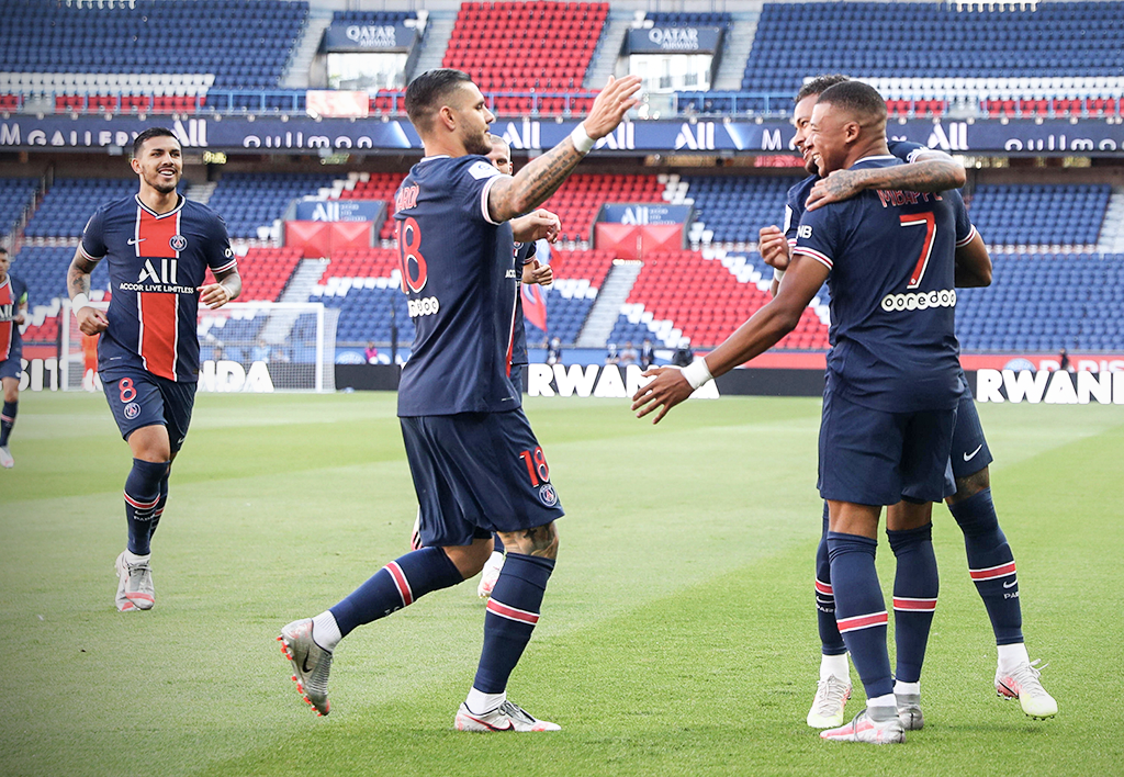 brfootball's tweet photo. PSG repping their new home kit for the first time 📸 https://t.co/872QzDsQvA