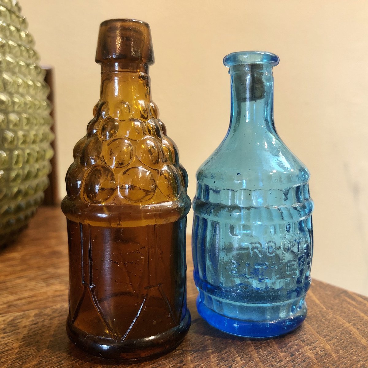 ZendingMachine1's tweet photo. More Wheaton in my #etsy shop: Two Wheaton Miniature Bitters Bottles Mini Apothecary Colored Glass Collectibles Vintage 1970's American Army and Root Bitters Curio Accents https://t.co/FYHGsKKbBF #wheatonglass #bittersbottle #miniaturebottles #americanarmy #rootbitters https://t.co/F6H5aLYpDV