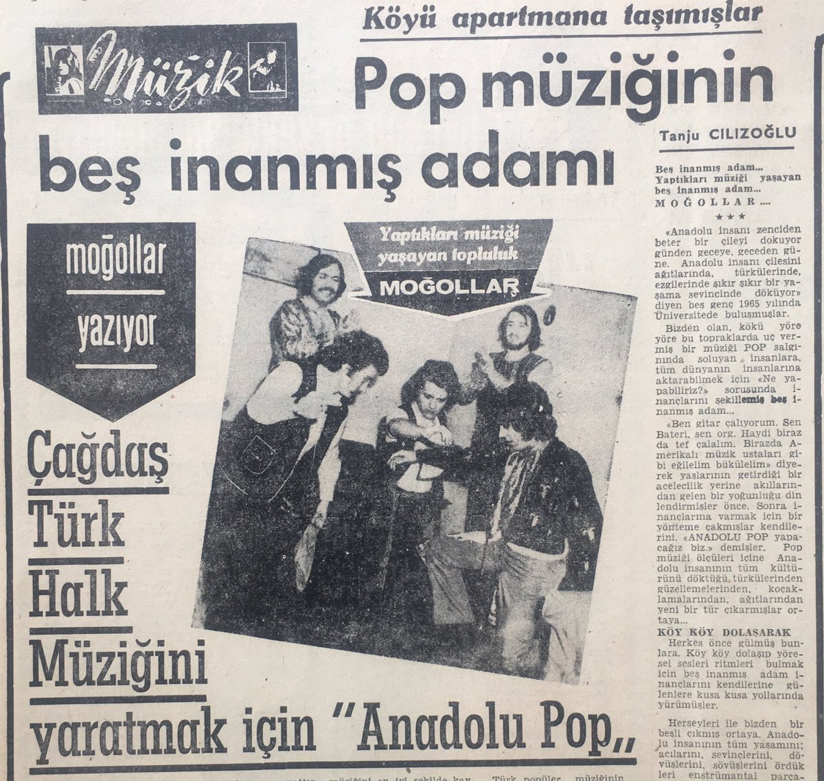 TekinDeniz_'s tweet image. Beş üniversiteli delikanlı bir olup,köyü apartmana taşıdılar. Çağdaş Türk Halk Müziği için kolları sıvadılar. 

Peki kimdir bu #Moğollar? 
Herkes evvelâ gülmüş onlara. Peki sonra?