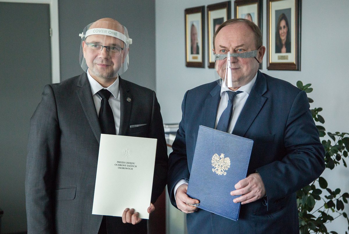 UODOgov_pl's tweet photo. Porozumienie @UODOgov_pl i @RzeczPacjenta ma na celu https://t.co/eXzxNjOlzP. zorganizowanie współpracy obu organów w obszarach edukacji i legislacji oraz wzajemnego informowania się o zagrożeniach wymagających wspólnych działań. #UODO #RPP @BartChmielowiec https://t.co/VU42PXnD38