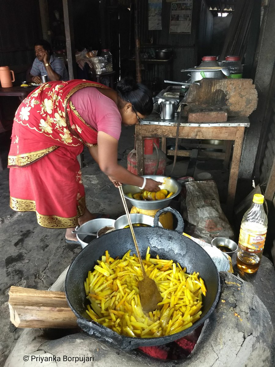 Julienned potato fried in mustard oil; one dry red chilli thrown in.The Boudi is prepping to fry baigan.Man behind gets these goldies.Did I eat? No: was grumpy about some shit 5kms prior.Saheburam, West Bengal.Regrets frm  @outofedenwalk  #EdenWalk that I'll carry to my grave